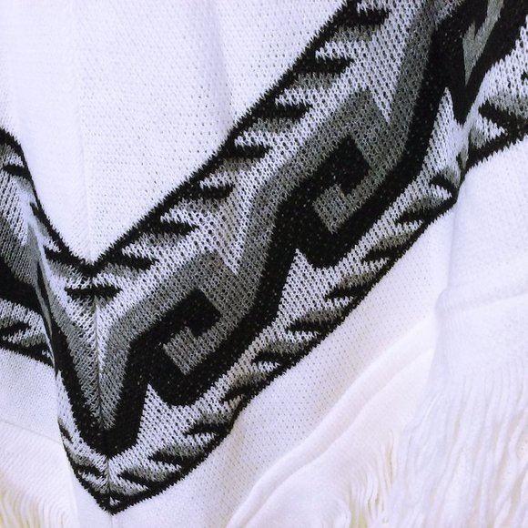 Free PeopleX Knitwear Poncho One Size Fringe Tassels Aztec Geometric White Black - Picture 7 of 11